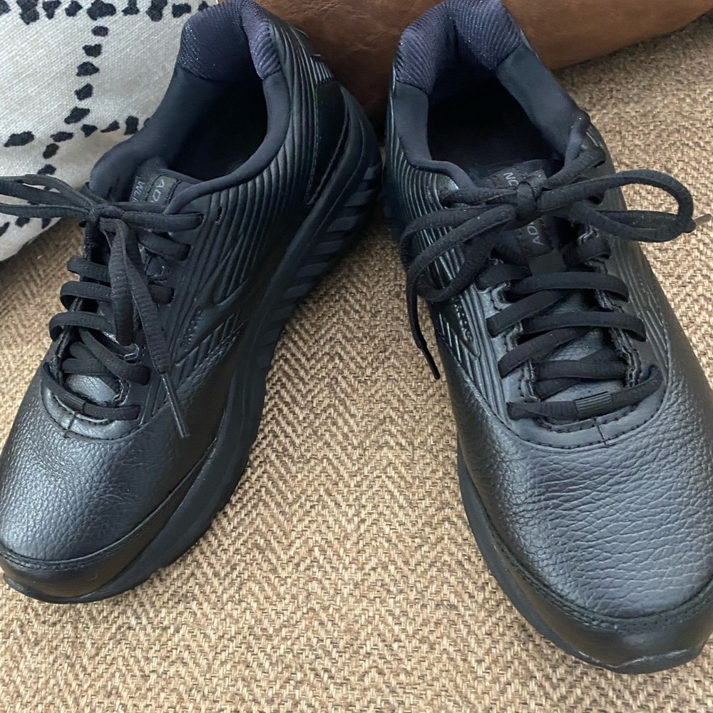 Brooks Women’s Addiction Walker shoes ~ Black~ Size 8~Excellent condition~